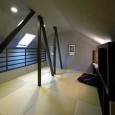 久留米の家：ロフトシリーズ：屋根裏構造材塗装のロフト空間：天井Ｈ1350?