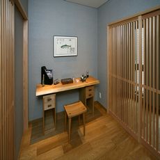 和歌山の家：玄関横の格子戸の囲まれた奥様専用の書斎